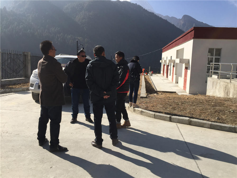 日喀則市環(huán)保督導(dǎo)組蒞臨吉隆縣污水處理廠檢查并指導(dǎo)工作，我吉隆縣環(huán)保局局長和分管縣長熊等領(lǐng)導(dǎo)陪同